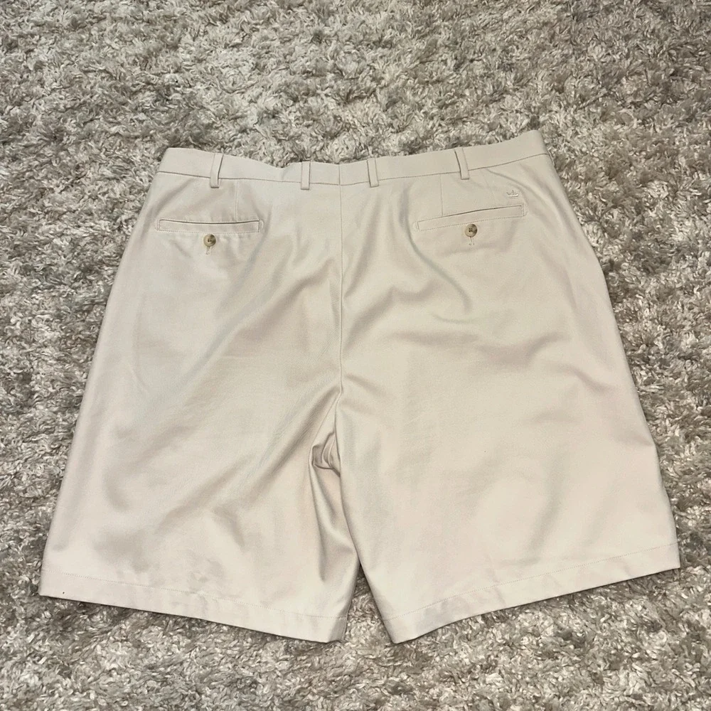 Peter Millar Wicking Mens Golf Shorts 42 Stone Beige Flat Front Performance 9in